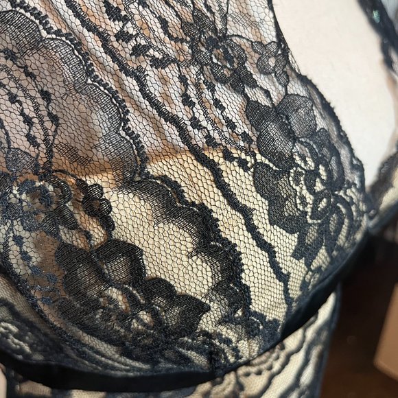 White House Black Market Black Lace Overlay V Neck Cocktail Evening Dress 4 NWT - Picture 5 of 12